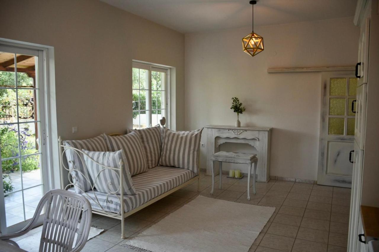 Apartment Beach House Chalkís Esterno foto